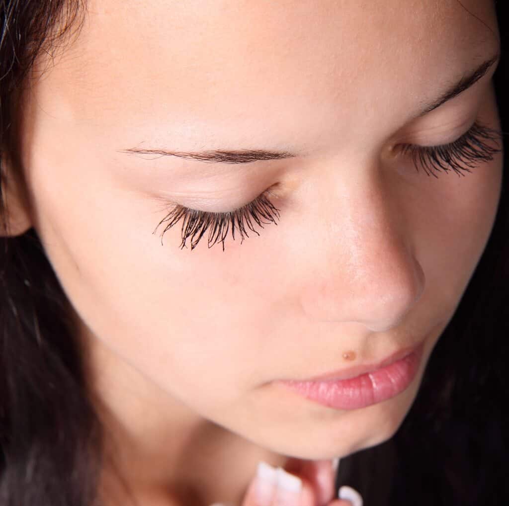 How to Clean Eyelash Extensions at Home