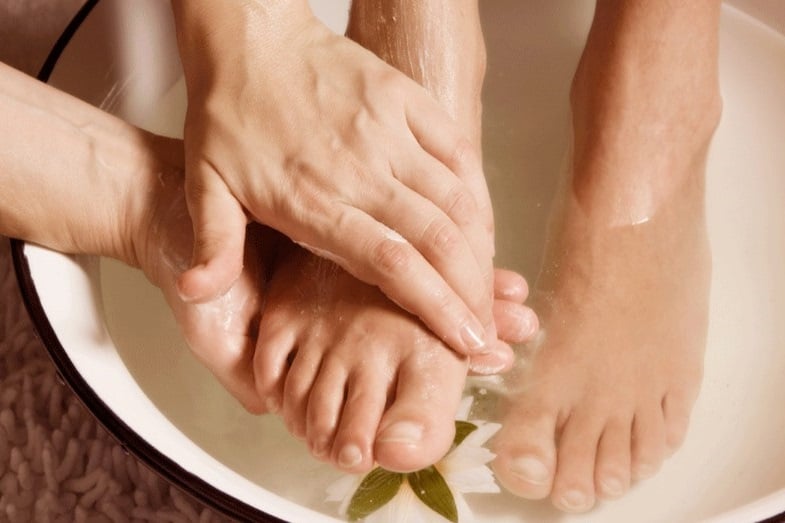 bottom of feet peeling treatment